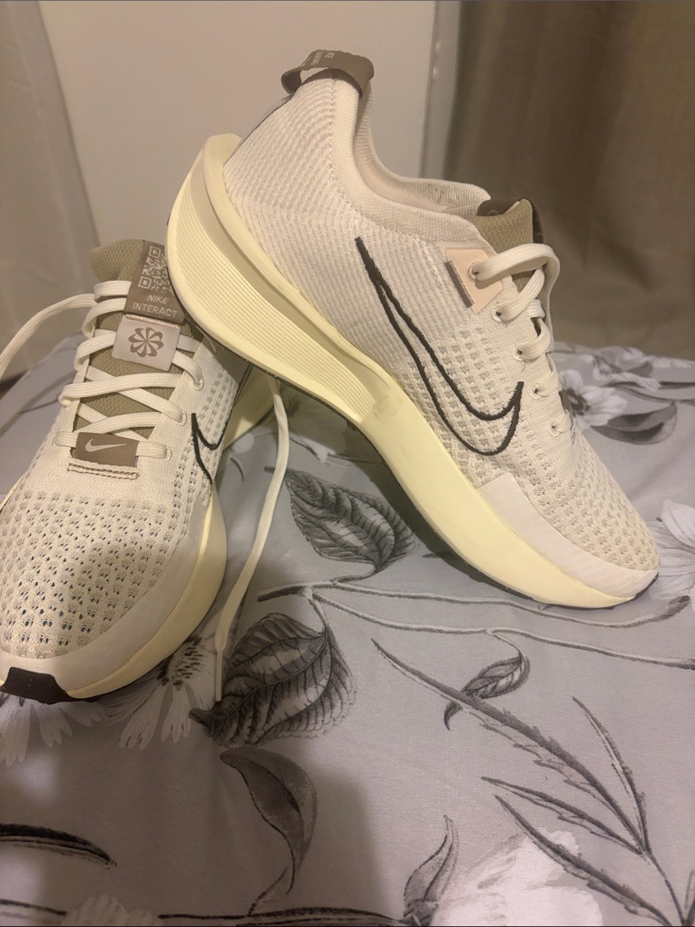 Nike Women’s Neutral Cream/Beige Running Shoes - Picture 2 of 4